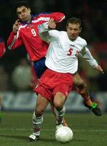 Marek Ko?mi?ski walczy o pi?k? z pi?karzem Armenii w środowym meczu na ?azienkowskiej – fot. DailySoccer/Reuters