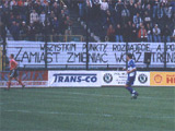 Zamiast flag na p?ocie wisia? jeden transparent - fot. Piotr Kucza