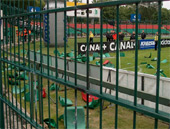 Powyrywane krzese?ka na murawie stadionu Legii - fot. www.ultras.pl