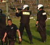 Policja strzela do kibiców – fot. www.ruch.chorzow.prv.pl
