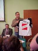 Warszawiak prezentuje koszulkę warszawskiego klubu z logiem warszawskiego piwa! - fot. Woytek