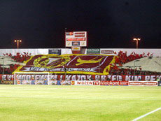 Widzewiacy na  początek spotkania przygotowali oprawę - fot. widzewiak.pl