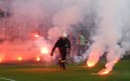 Race rzucone na murawę przez kibiców Śląska Wrocław na stadionie Legii - fot. Mishka