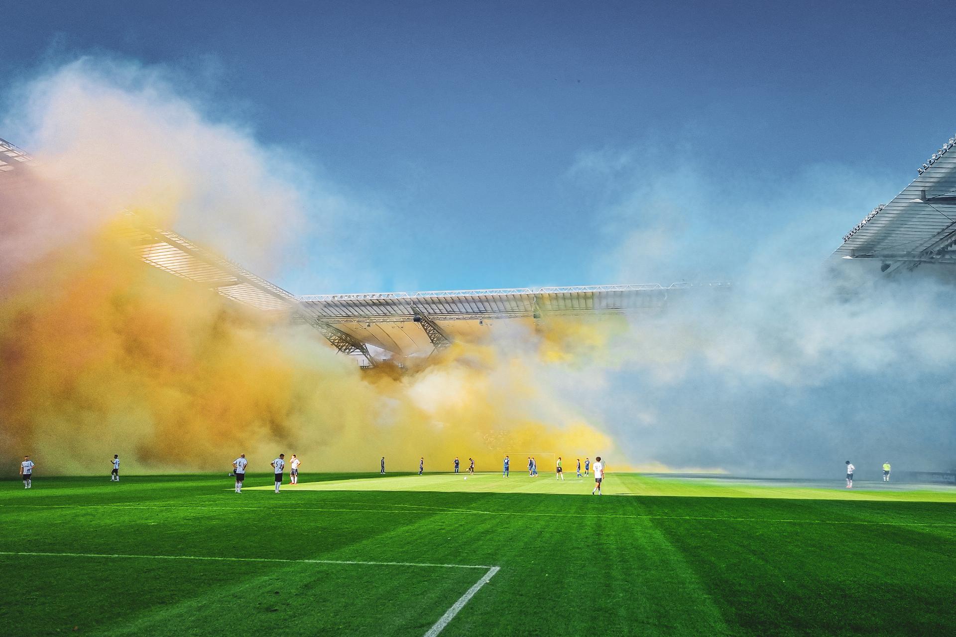 rezerwy Legia II Warszawa - Olimpia Elbląg, kibice oprawa świece dymne
