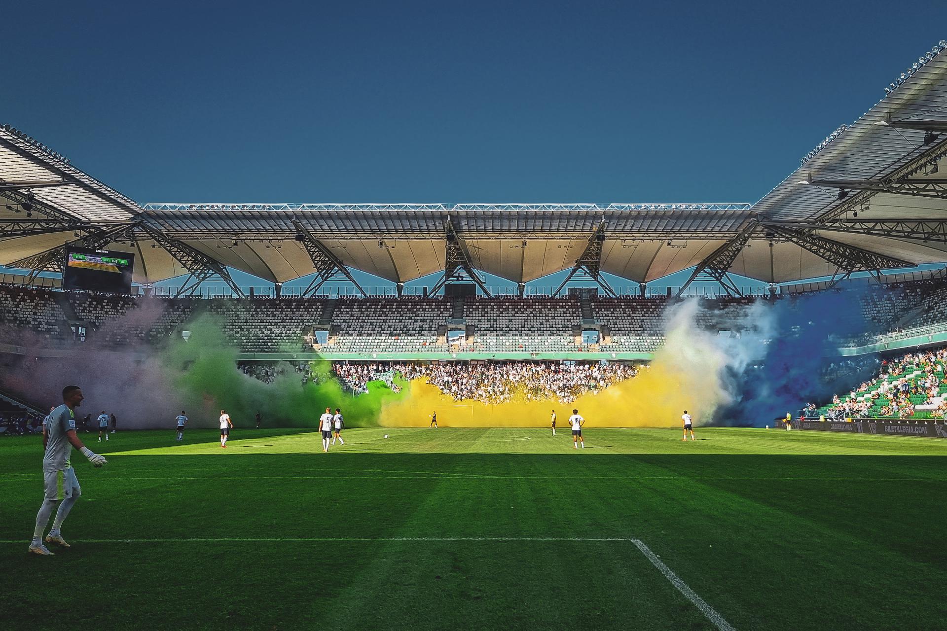 rezerwy Legia II Warszawa - Olimpia Elbląg, kibice oprawa świece dymne