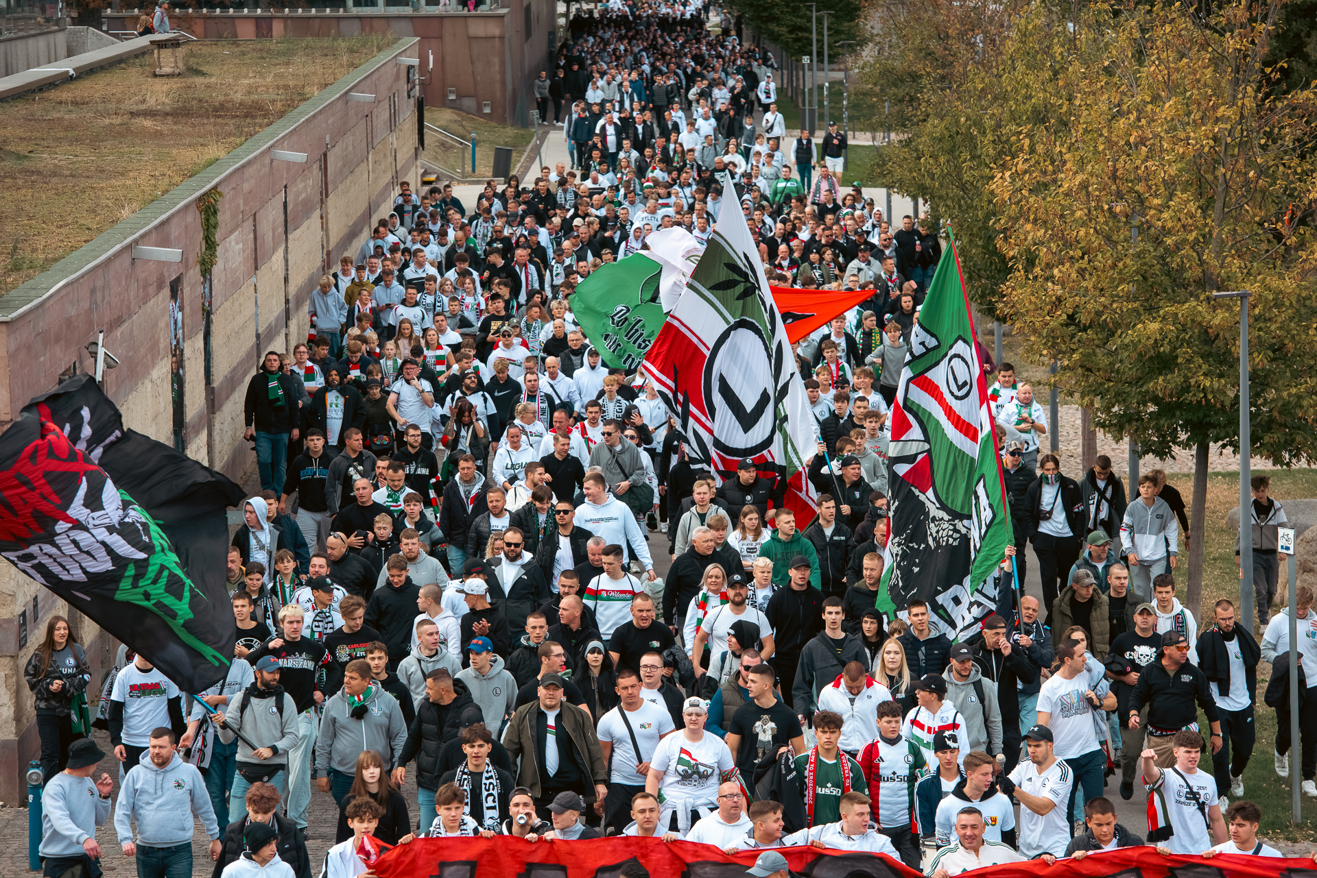 Legia Warszawa - Pogoń Szczecin przemarsz kibiców