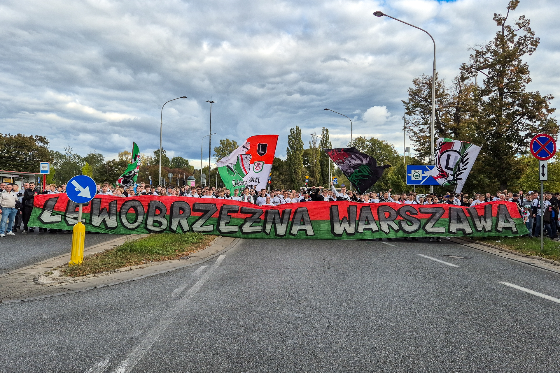 Legia Warszawa - Pogoń Szczecin przemarsz kibiców