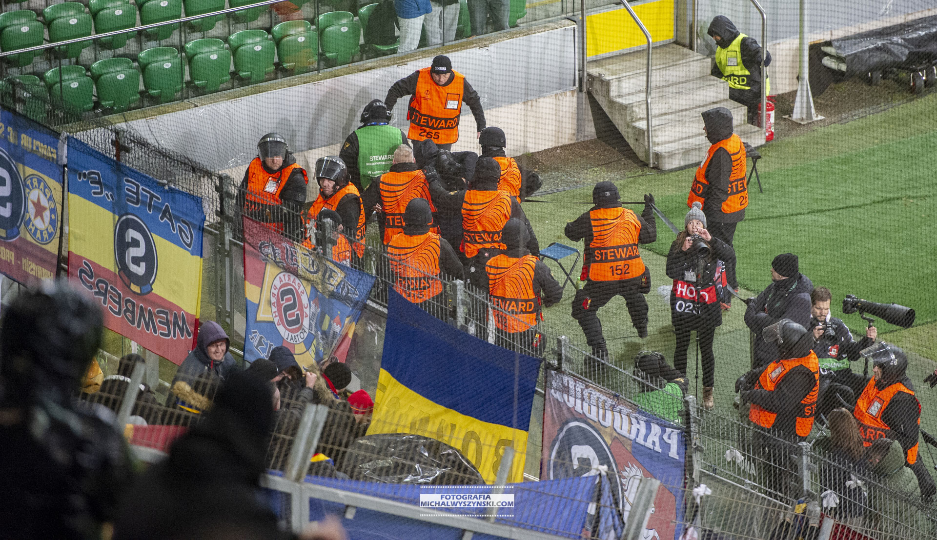Legia Warszawa - Sparta Praga flaga sektor gości ochrona