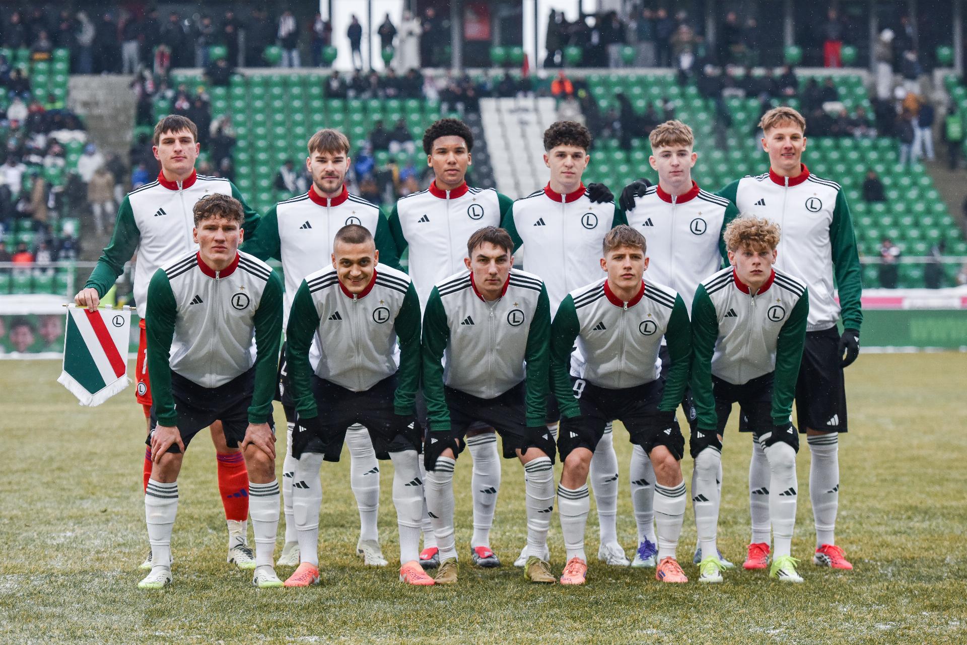 UYL Liga Młodzieżowa Legia Warszawa - AFC Ajax Amsterdam 1. Jan Bienduga - 2. Karol Kosiorek, 5. Jan Leszczyński, 3. Mateusz Lauryn - 14. Szymon Chojecki, 8. Pascal Mozie, 4. Maciej Ruszkiewicz, 11. Erik Mikanowicz - 7. Cyprian Pchełka, 9. Przemysław Mizera, 20. Samuel Kováčik