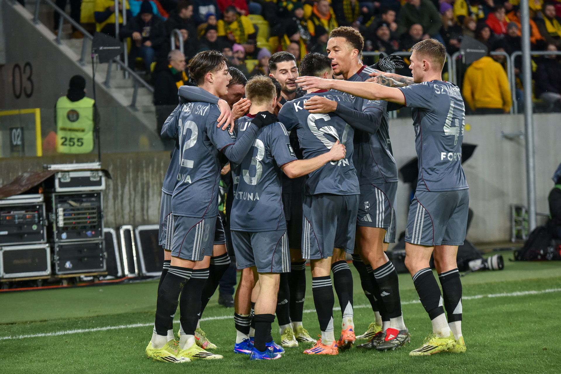 GKS Katowice - Legia Warszawa Wahan Biczachczjan drużyna radość Antonio Colak Steve Kapuadi Damian Szymański Kacper Urbański