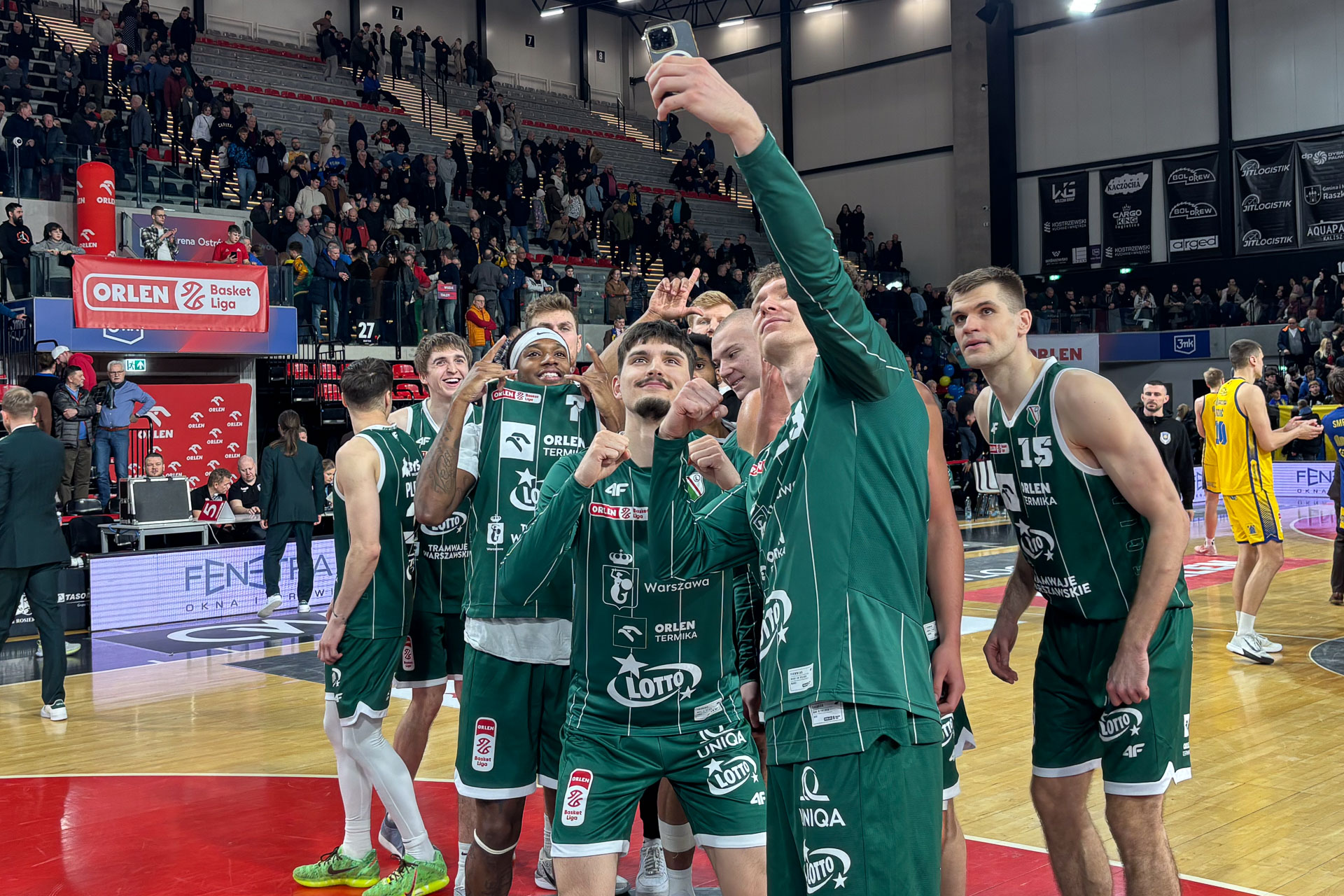koszykówka Stal Ostrów Wielkopolski - Legia Warszawa drużyna selfie